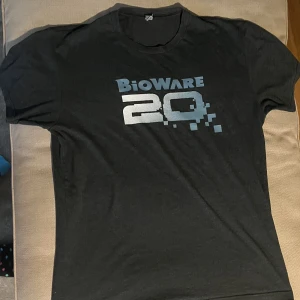 Bioware Austin T-shirt - Storlek: L Skick: Jätte bra (Inget fel) Material: Bomull Extra Info: Köpte på stockholmsstadsmission år 2020