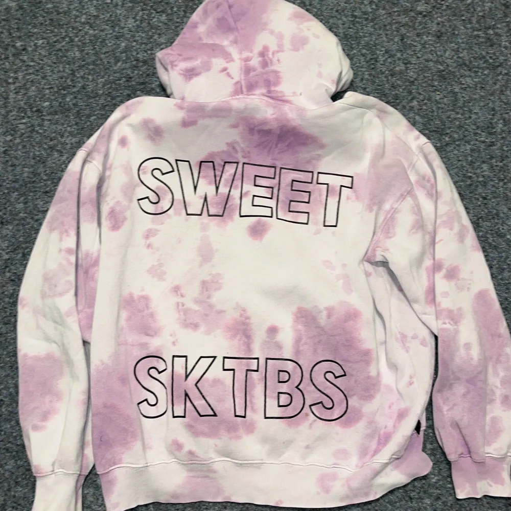 Sweet sktbs hoodie i bra skick. Står storlek ca men passar mig som har S och M. Hoodies.