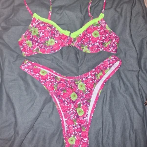 Bikini - Super fin, köptes för 90kr för ca 2 månader sedan. Enbart provat toppen som var för liten, därmed säljs hela setet🦋