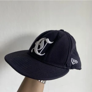 Unik New era keps  - Följ profilen och få 5% i rabatt   Produktens skick: mycket god   Storlek: one size   För mer info, kontakta mig 😀