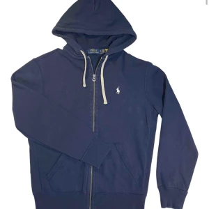 Ralph Lauren, zip - ✨Rikigt fet Fullzip från Ralph Lauren, dragkedjan och logga samt alla etiketter är i superbra skick!✨  Sthlmtrend.se