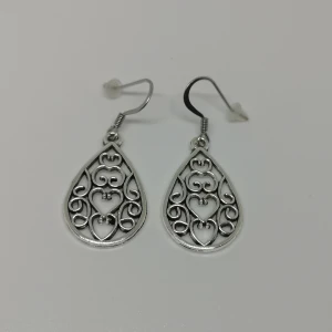 Örhängen ~krumelur~ - Örhängen gjorda/designade av mig. Nya/oanvända. Krokar i rostfritt stål. (frakt: 15 kr för frimärke)