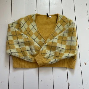 Stickad kofta - Gul stickad kofta från hm lite nopprig men bra skick använd ca 5 gånger storlek M och kroppad