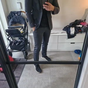 Kostym - Dressmann kostym i fint skick. Storlek kavaj är 48 regular slim fit och byxor 32/32. Säljes pga för små. Nypris ca 1700