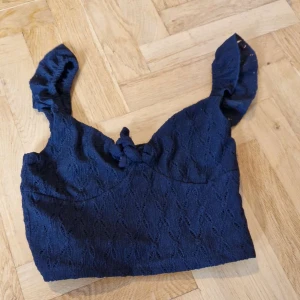 Cute crop top - Cute black crop top with details, size extra small and normal fitting. 