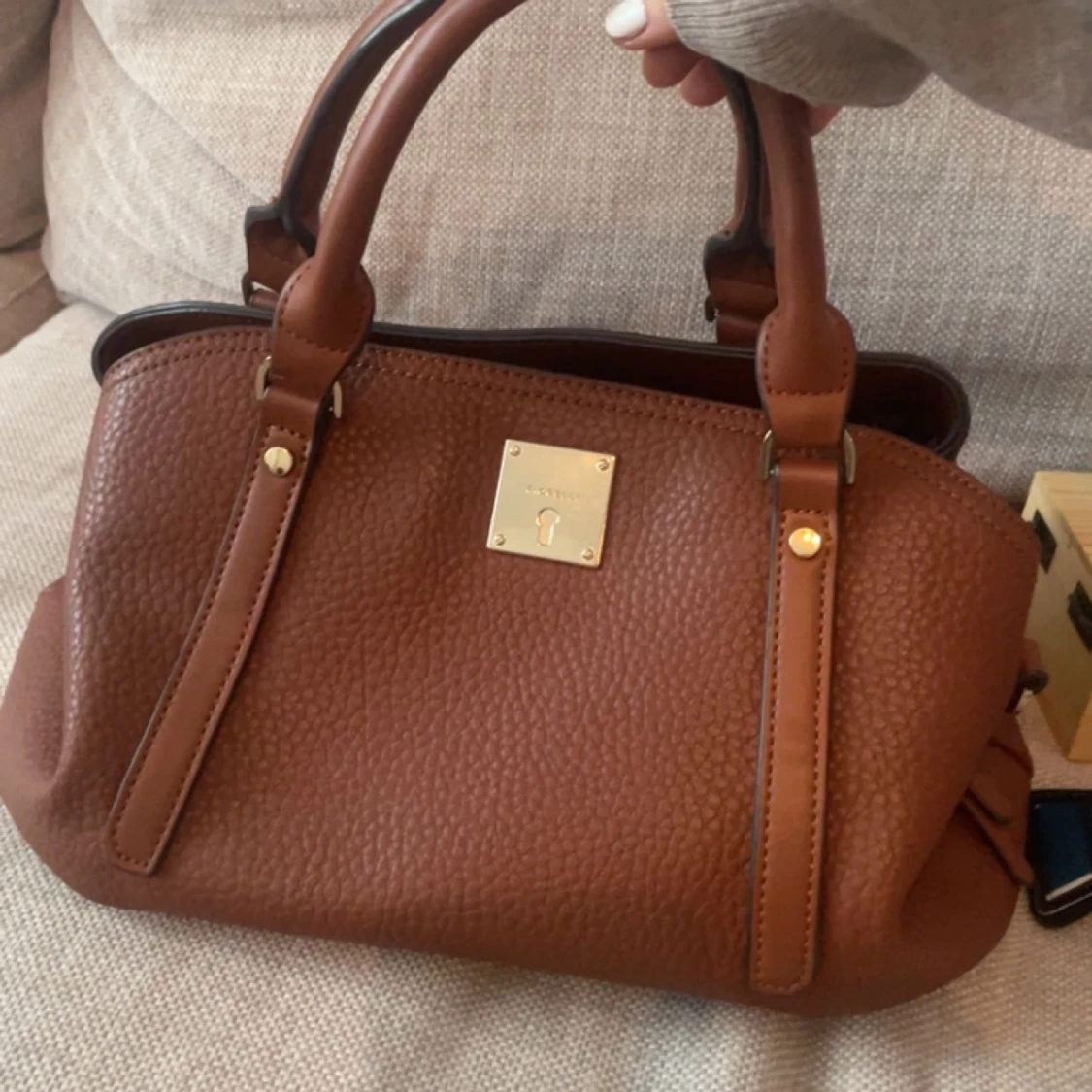 Brun väska med guld detaljer - 90