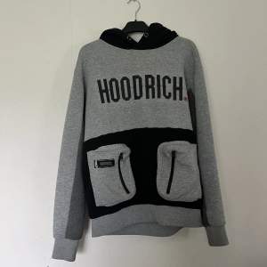 säljer denna hoodrich hoodie åt min kille i storlek M men passar S lika bra