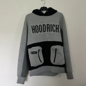 hoodrich hoodie - säljer denna hoodrich hoodie åt min kille i storlek M men passar S lika bra