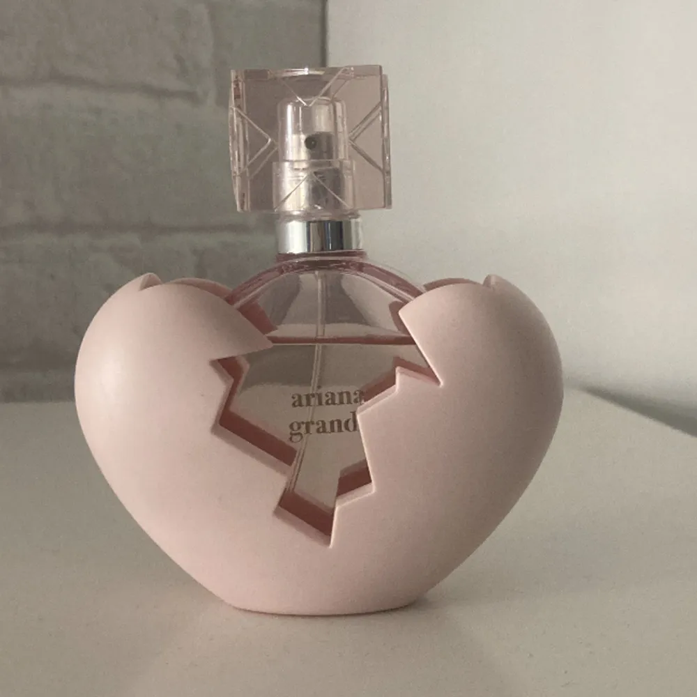 hej säljer min ariana grande parfym i doften Thank u next , ni ser hur mycke jag andvänt på bilden 💓 säljer då doften inte passade mig 💓. Asusteet.