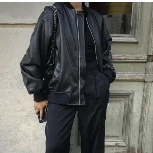 Skinn bomberjacka - Säljer en liknande!! Står ej märke på min, lappen är bortklippt och den är köpt second hand!🥰kan skicka egna bilder!