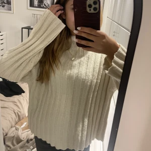 Stickad tröja  - Säljer en fin beige stickad tröja som har används så därför har lite noppriga ärmar men inte mycket!💞