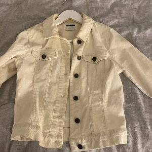 jacka - fin jacka i manchester tyg, märke noisy may storlek xs, tvättas innan den skickas 💞