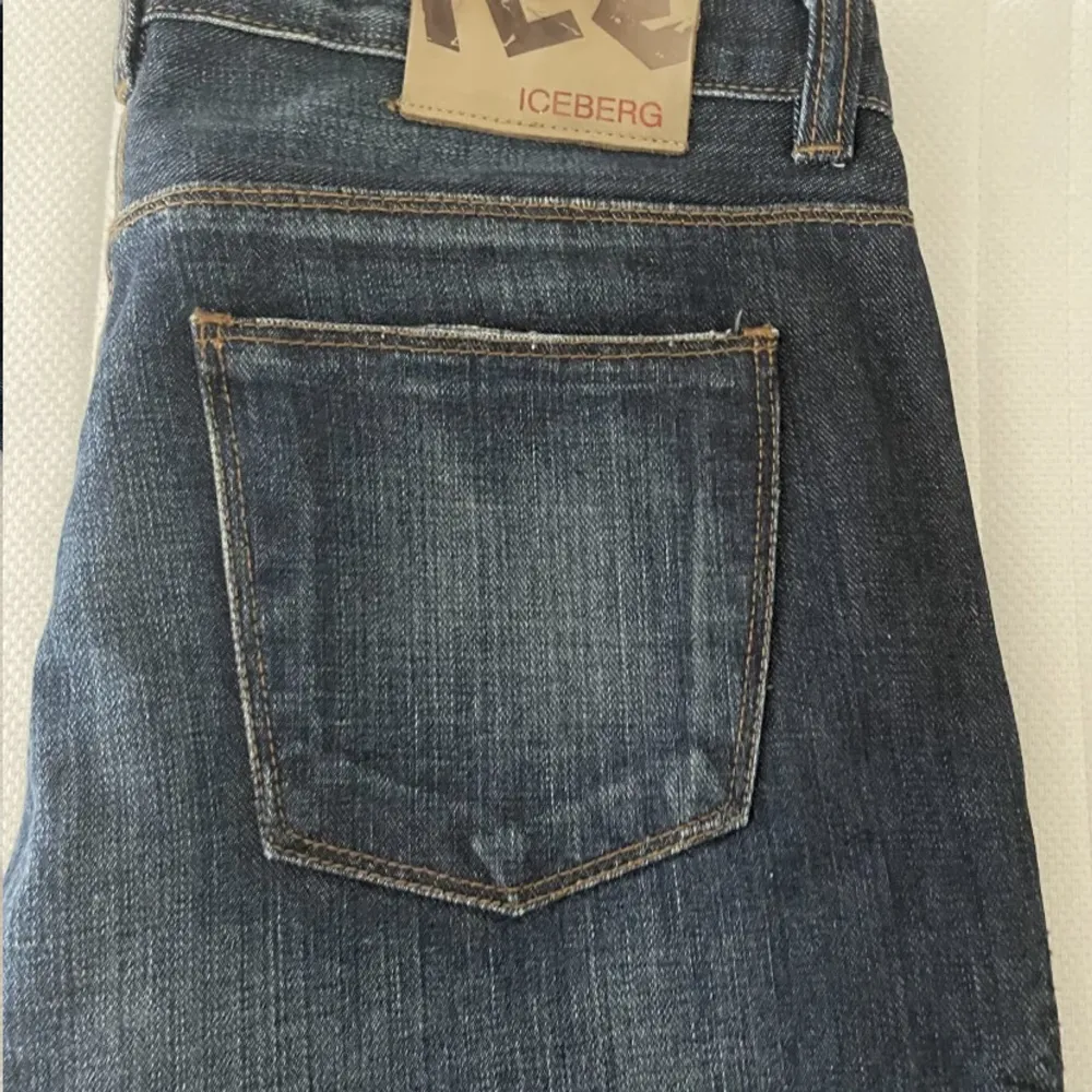 Sjukt snygga vintage iceberg jeans har aldrig kommit till användning med as snygg tryck på en av benen, skriv gärna om du har någon fråga. Jeans & Byxor.