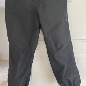 Regnbyxor  - Regnbyxor Everest. Använda endast ett få tillfällen!  Storlek 134/140