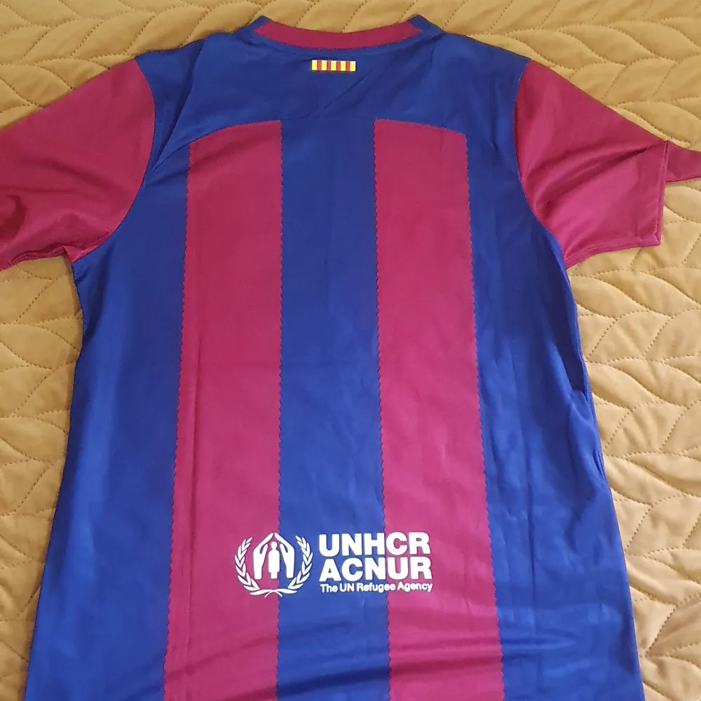 Helt ny Barca tröja, oanvänd, passade inte mig. Storlek S, 230 kr endast. . T-shirts.