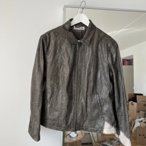 Vintage biker jacka  - Skulle säga att den passar mer som en L än XL. Skitcool men för liten för mig tyvärr. Kan mötas upp i handen eller eventuellt i stan i Stockholm. Pris kan diskuteras