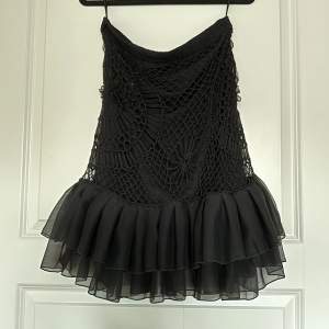 Blak skirt with chrochet pattern 