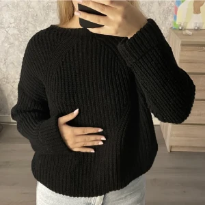 Stickad tröja  - Svart stickad tröja, aldrig använd 