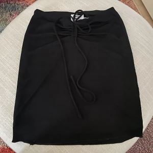 Svart kjol - Helt oanvänd svart kjol från princesspolly.