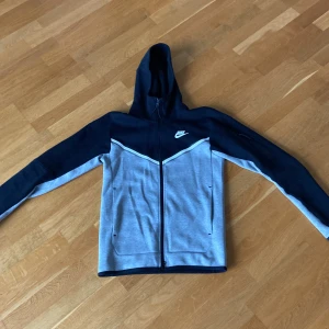 Svart och grå nike tech - Nyskick, aldrig använd. Äkta Nike tech fleece zip tröja Xs