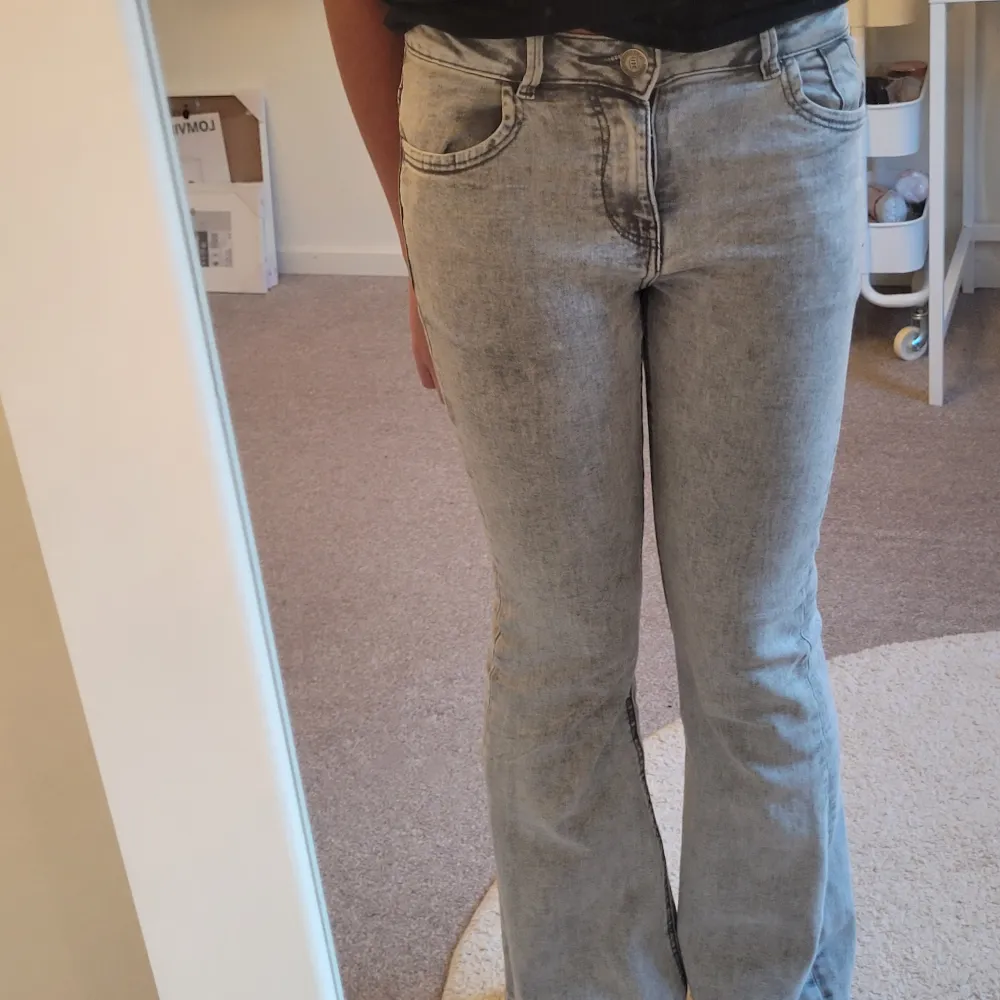 Jättefina ljusgråa bootcut jeans som jag skulle säga är rätt så lågmidjade. Jättebra skick, inga defekter . Jeans & Byxor.