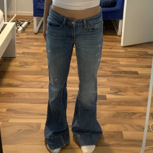 Lågmidjade low waist bootcut jeans från ONLY - !!NY ANNONS FINNS UPPE MED FRIFRAKT!! Intressekoll på dessa super fina lågmidjade bootcut jeans från Only  Säljer pga dessa är för långa för mig❤️ Priset kan diskuteras 