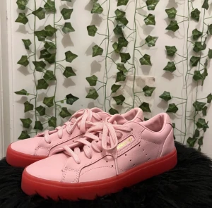 Adidas sleek pink red - Jag fick dessa skor 2019, men endast använt dem en gång på grund av att det inte är min stil. Nyskick :)