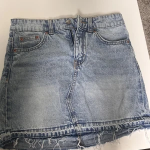 Jeanskjol - Superfin jeanskjol fråm hm som tyvärr inte kommer till användning💗