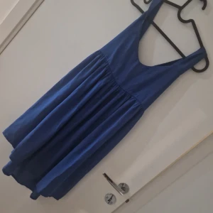 Blå miniklänning - Oanvänd. Kling daily, "louisa dress, size 4"