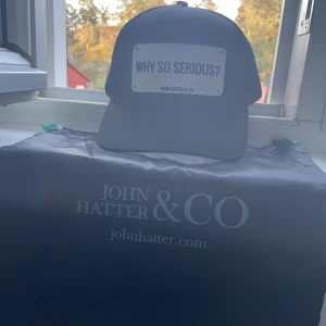 John hatter keps  - Fräsh John hatter keps i nyskick. Passar till allt. Påse ingår 