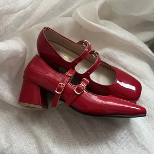 Röda lackskor/klackar - Finaste klackarna i rött lack, provade inomhus och är i nyskick! Tyvärr en storlek för stora på mig. Storlek 36/37. 