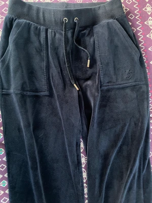 Juicy Conture  - Hej, jag säljer  mina juicy byxor då dom inte kommer till så mycket användning, jag är 1,62 ungefär och dom passsr väldigt bra i längden och så.