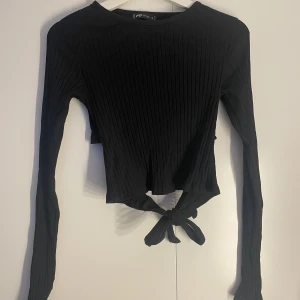 Långärmad tröja - Långärmad tröja som man knyter bakom ryggen, storlek S. Tröjan är från New Yorker och är ribbad. Använd 1-2 gånger så väldigt fint skick. 50 kr + frakt🫶🏼