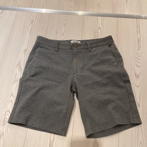 Only & Sons Skjorts  - Ett par fina skjorts fårn Only & Sons, skicket är fint!