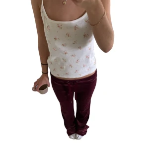 Velour byxor - Så snygga vinröda velour byxor med bootcut och knyte😍🎀