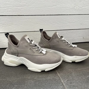 Steve Madden Sneakers - Säljer mina jättesnygga sneakers från Steve Madden. Inga synliga slitningar eller skador mer än ett fåtal små fläckar på sulan.  Använda knappt 10 gånger.  Bara att skriva om du har frågor eller vill se fler bilder.  Nypris: 1149kr