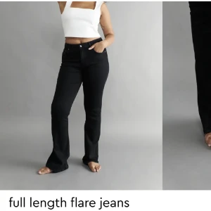 Svarta jeans från Gina - Säljer mina svarta jeans från Gina Tricot i modellen full length flare jeans i storlek 32. Säljs pga att det börjar bli för korta på mig, men annars inget fel på jeansen. Sparsamt använda🩷Nypris: 499,95kr säljs för 300kr. 💗Kom privat för fler bilder