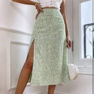 Säljer denna gröna kjol från shein! Köparen står för frakten, jag tar enbart swish!🌟