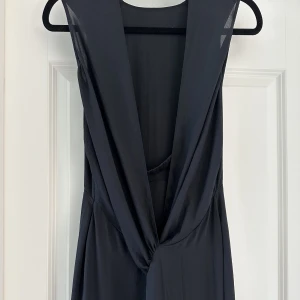 Klänning  - Hellång svart klänning från twist & tango med snyggt fall. Tidlöst snitt, med snyggt draperad rygg. 