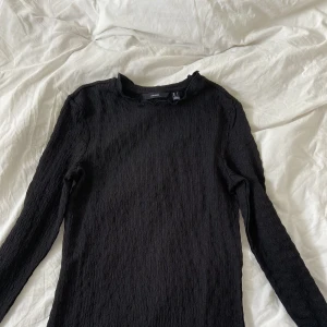 Svart Topp - Svart topp i räffligt och stretchigt material. Använd runt 2-3 gånger. Bra skick