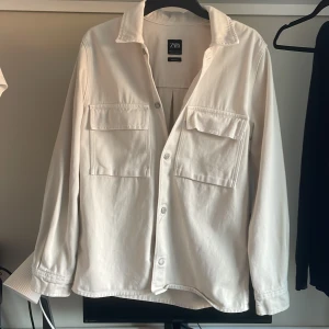 Overshirt - Säljer denna fina Overshirt från Zara, jag har haft på mig den Max 3 gånger sedan tröttna jag på den och det är därför jag säljer den.  Orginalpriset är 500 kr Mitt pris 249
