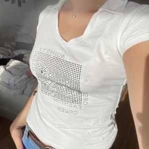 Glittrig topp - Snygg topp med stenar på framsidan. Köpt second hand men i bra skick, jag har aldrig fått användning för den tyvärr💕