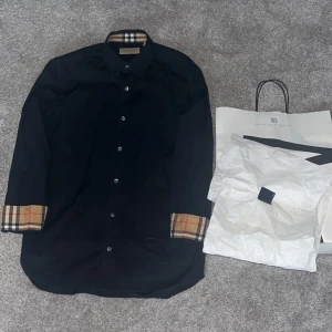 Burberry skjorta  - Använda 1-2 gånger, köpt på Nk för 4000kr Skick 10/10 ”helt ny”, asså hade likat gärna kunnat vara oanvänd. Säljes för 1700kr Size S Äkta vara! 