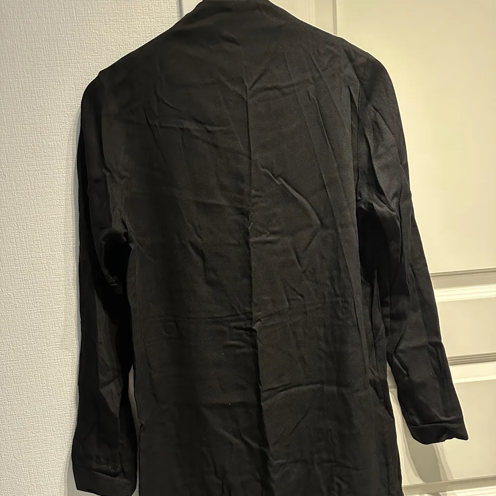 Svart klänning från Wera. 170cm - klänningen går till knäna. . Mekot.
