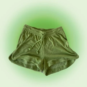 Frottéshorts - Ett par skitcoola frottéshorts som passar bra på sommaren eller bara som ett mysplagg. Helt oanvända ba och i gott skick. Vid stort intresse gäller budgivning annars först till kvarn!  +29kr frakt