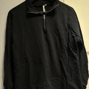 Tröja - Halvzip tröja.  Dragkedja i silver.  Från Nelly.com