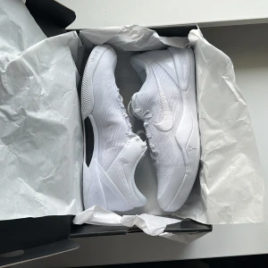 Kobe 8 halo - Helt nya kobe 8 halo. Riktigt svåra att få tag i storlek 47 men passar 46,5-47,5