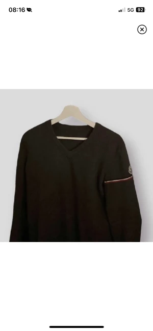 Moncler ull tröja  - En fet moncler tröja som passar perfekt till skjorta under. Tröjan passar dig mellan 170 till 178 cm lång 