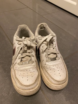 Nike air force 1 - Väldigt välanvända, där av priset