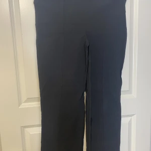 Byxa - Raka rätt så vida byxor ifrån Nelly aldrig använda 